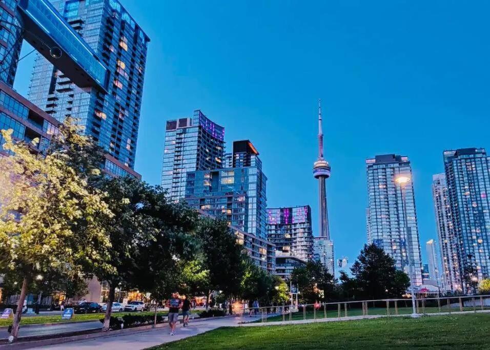 Stunning Luxurious Lakeview Condo By Cn Tower Toronto Bagian luar foto