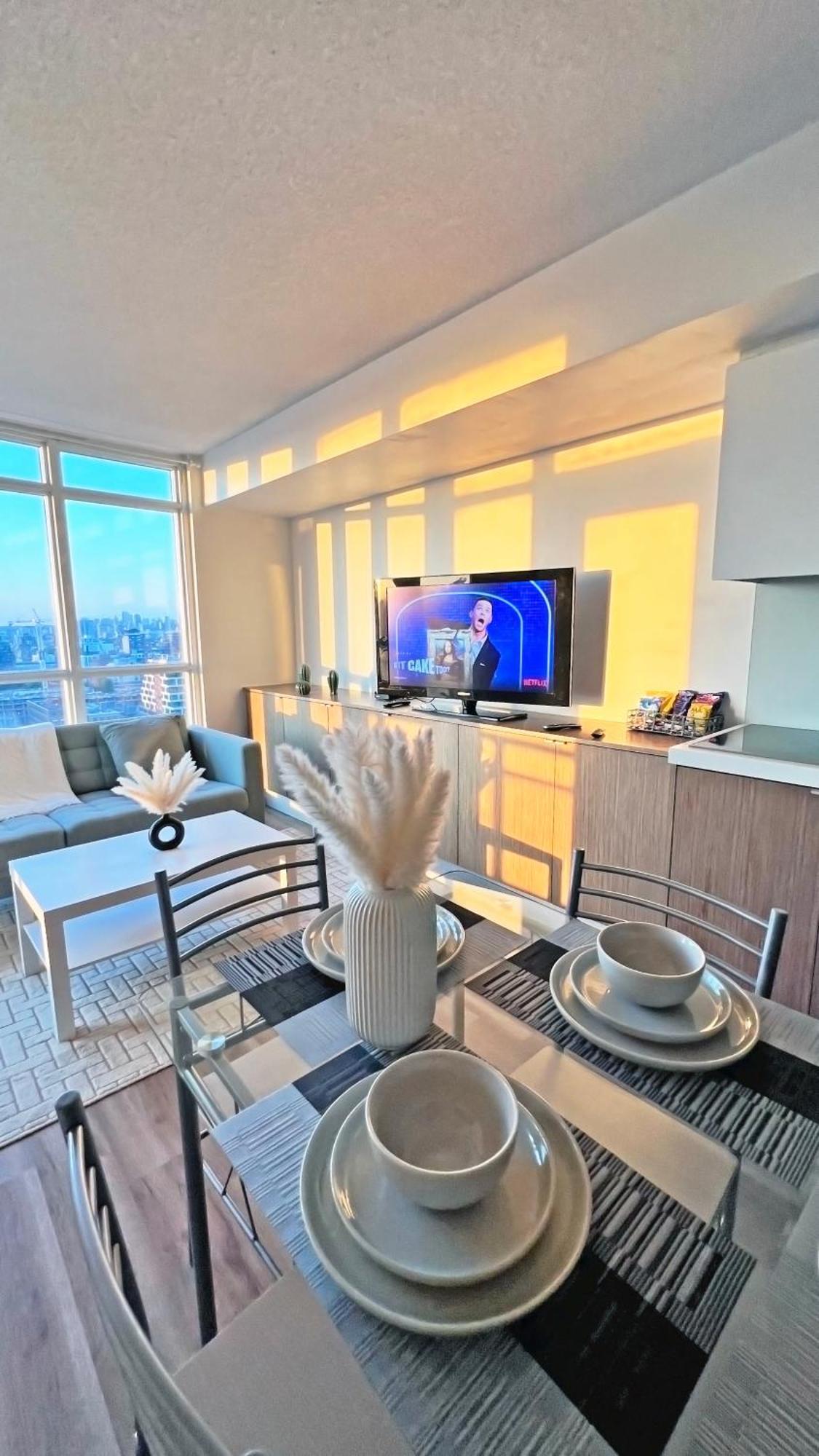 Stunning Luxurious Lakeview Condo By Cn Tower Toronto Bagian luar foto